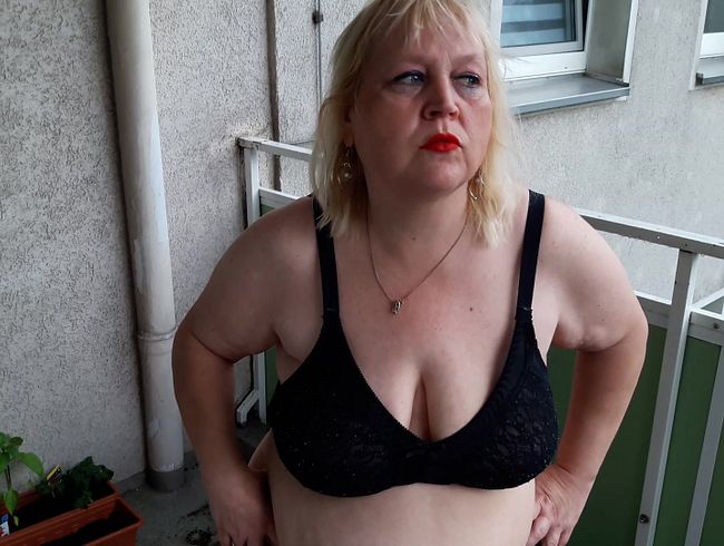 Auf dem Balkon durchs Höschen gepi**t