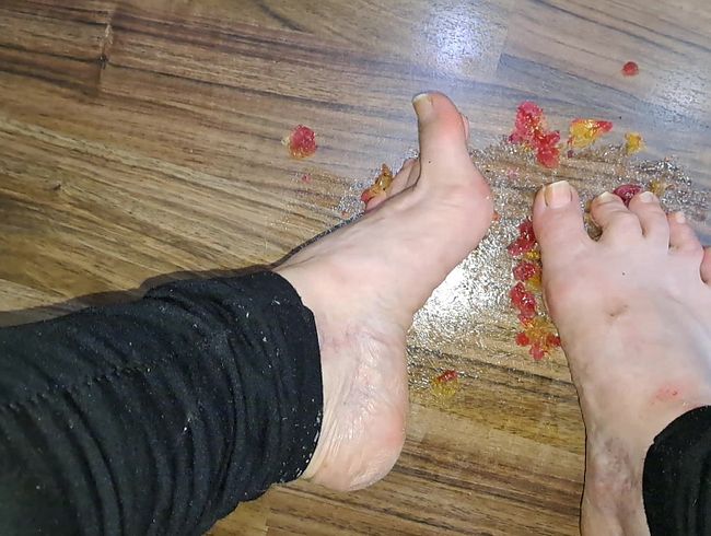 Blasflittchen's Porno Video: durchgekautes Weingummi mit den Füßen bearbeitet
