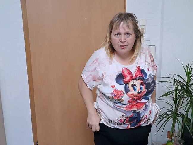 Blasflittchen's Porno Video: pi** dir auf dein Laminatboden