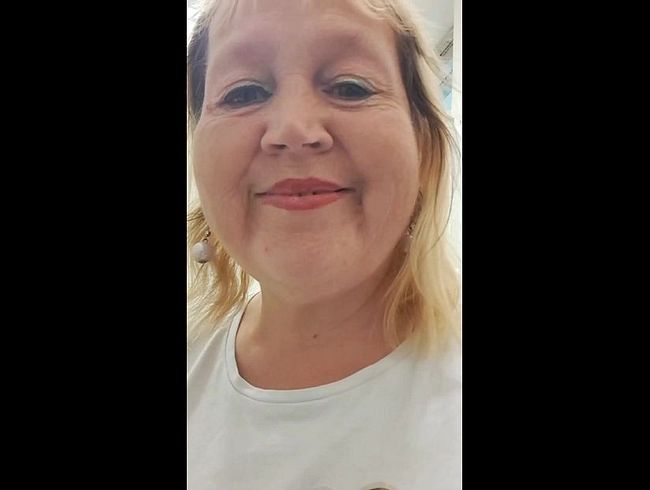 Blasflittchen's Porno Video: pi*i machen auf öffentlichen Klo