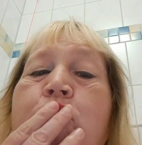 Blasflittchen's Porno Video: pin**ln auf öffentlichen Klo (Hochkannt gefilmt)