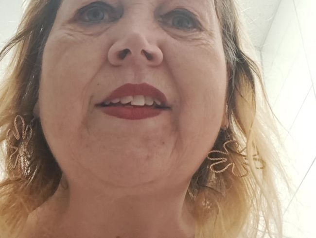 Blasflittchen's Porno Video: pin**ln auf öffentlichen Klo (selfie - Hochkannt gefilmt)