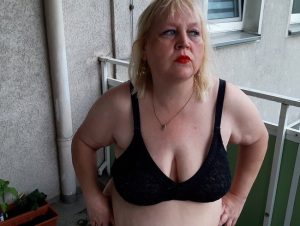 bla*flittchen Porno Video: Auf dem Balkon durchs Höschen gepi**t