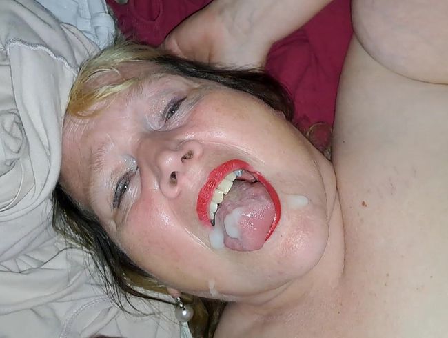 bla*flittchen Porno Video: Auf der Zunge gespri**t und sper*a geschl**kt