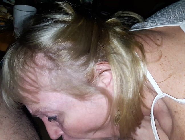 bla*flittchen Porno Video: Beim schw**z lut**hen