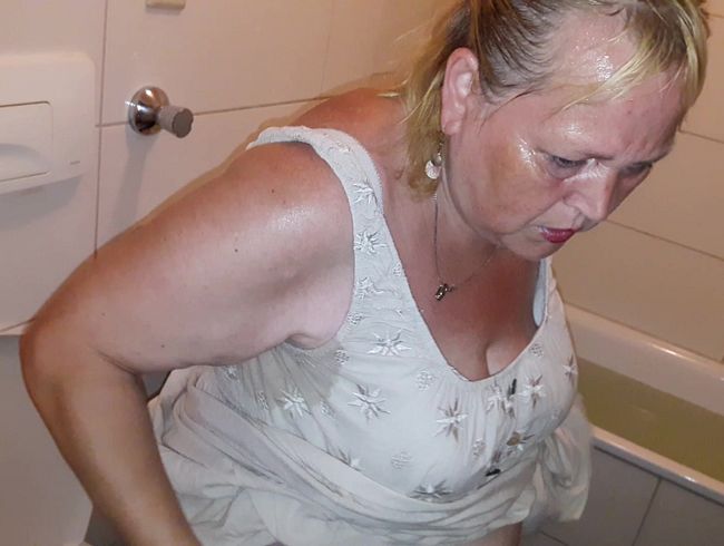 bla*flittchen Porno Video: durchgeschwitzt auf dem Klo