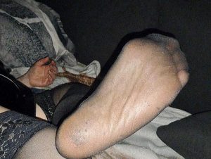 bla*flittchen Porno Video: Fußsohlen in nylon- str*pse