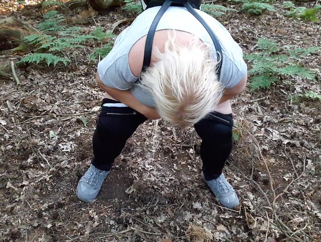 bla*flittchen Porno Video: Heftig im Wald gepi**t für dich