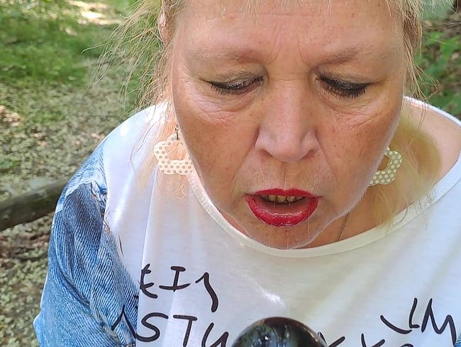 bla*flittchen Porno Video: Krass - fetten dil*o ins Maul gestopft