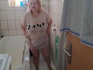 bla*flittchen Porno Video: langer Morgenpi** mit lauten Furzkracher