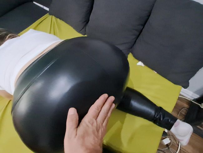 bla*flittchen Porno Video: Leder- Leggings ars** spanken