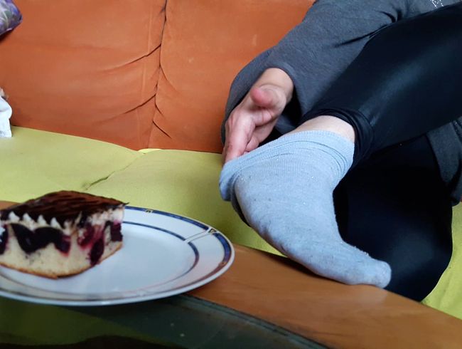 bla*flittchen Porno Video: Los lec* mir den Kuchen von der Fußsohle - POV