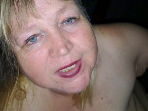 bla*flittchen Porno Video: Mal eben mit dem Mund leer gefi**t