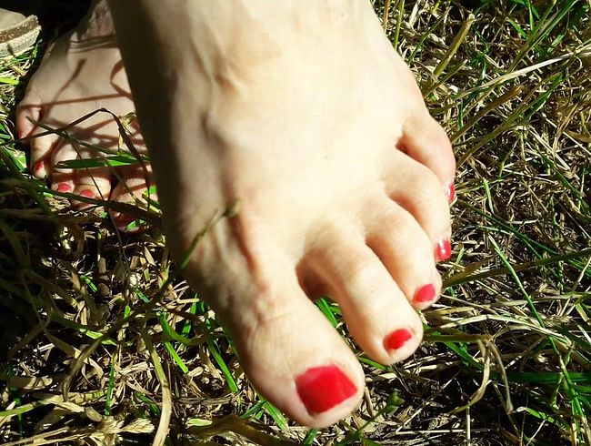 bla*flittchen Porno Video: Meine Füße im trockenen Gras