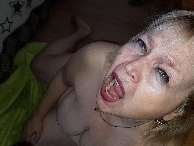 bla*flittchen Porno Video: Mir ins Maul pi**en lassen