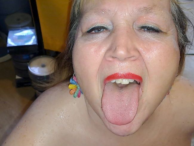 bla*flittchen Porno Video: Mir skla*in ins Maul gepi**t