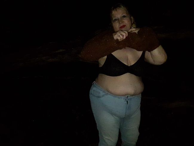 bla*flittchen Porno Video: Nacht Strip im Wald