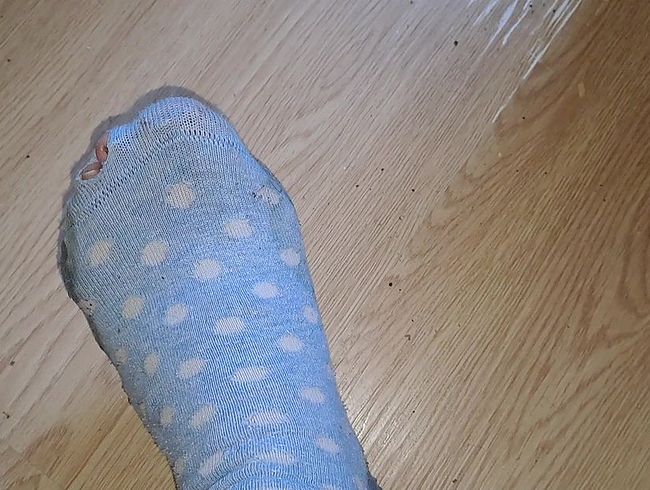 bla*flittchen Porno Video: Nasse kaputte Schlampen- Söckchen an den Füßen