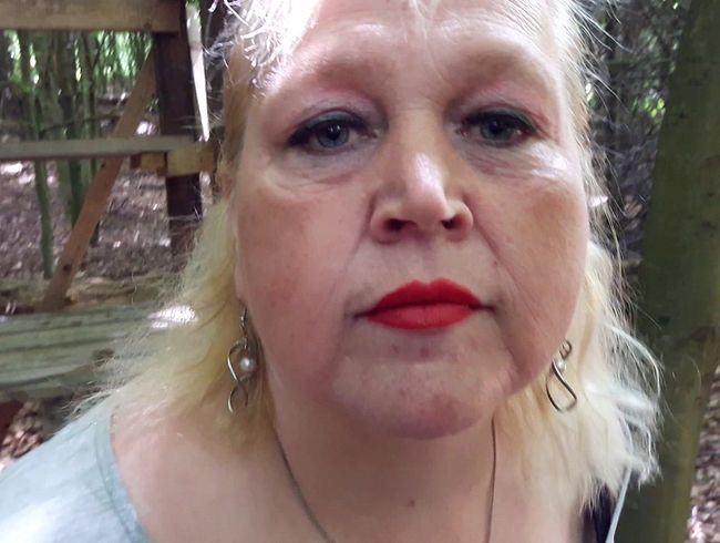 bla*flittchen Porno Video: pin**ln auf dem Hochsitzt