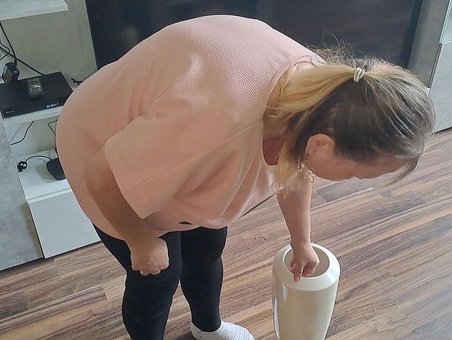 bla*flittchen Porno Video: pin**ln in der Vase