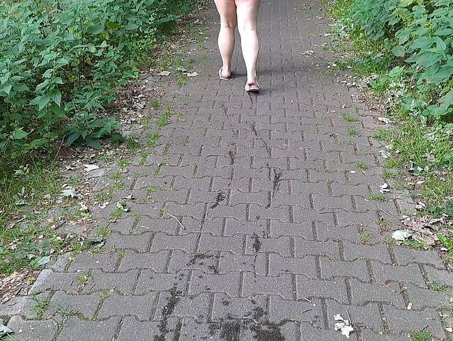 bla*flittchen Porno Video: Pißspur hinterlassen