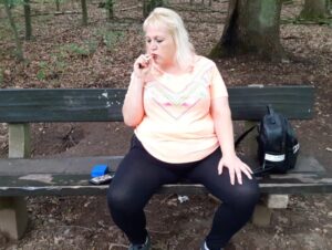 Blasflittchen Porno Video: Rauchen und spucken auf der Parkbank