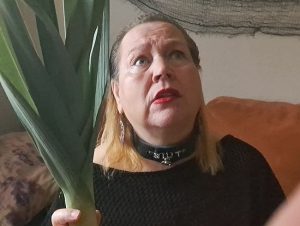 bla*flittchen Porno Video: skla*e bestraft für fremdfi**