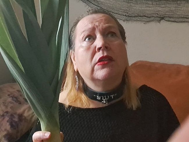 bla*flittchen Porno Video: skla*e bestraft für fremdfi**