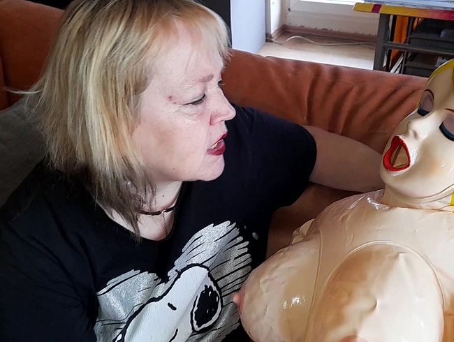 bla*flittchen Porno Video: Vollgesper*te Gummipuppe säubern